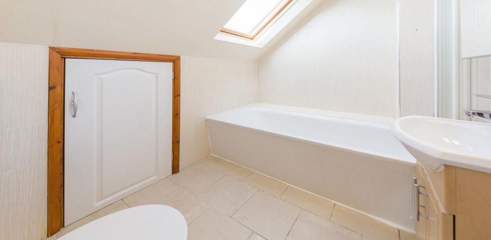 			5 BEDROOMS, 3 BATHROOMS, 5 Bedroom, 1 bath, 1 reception House			 Ridge Hill, GOLDERS GREEN